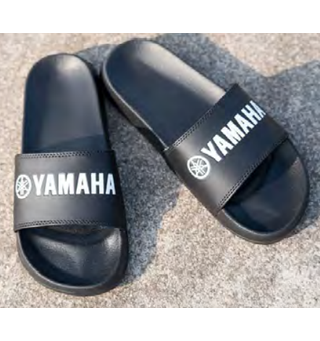 Yamaha Sandaler Svarte med Yamahalogo