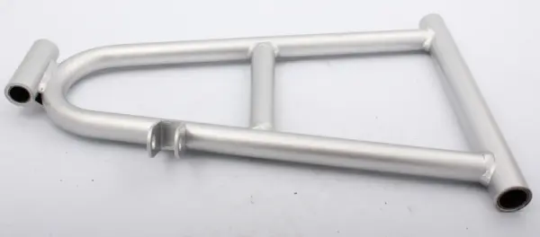 A-Arm - Arctic Cat, Nedre Høyre - Sølv OEM: 0703-526, 0703-930 