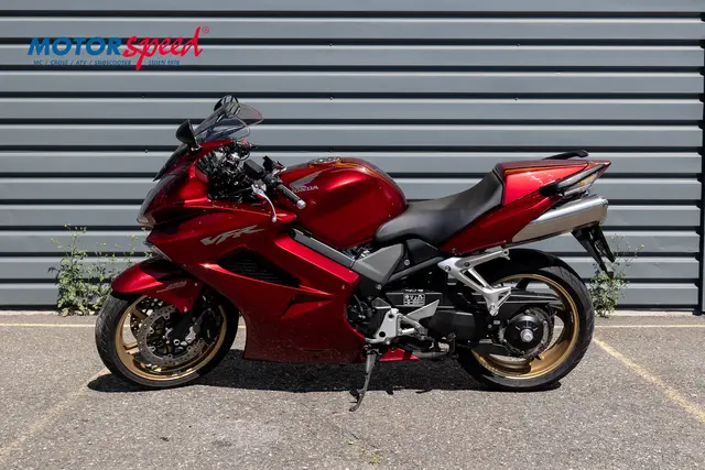 HONDA VFR800A CANDY RED 2011 18000km 