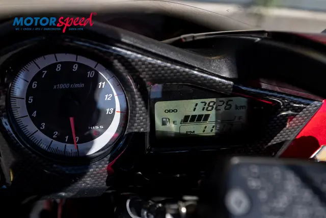 HONDA VFR800A CANDY RED 2011 18000km 