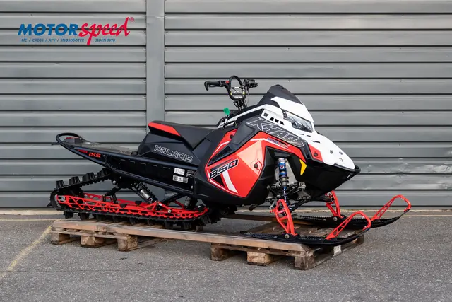 Polaris 850 RMK KHAOS 155 SLASH 2023 Demo, rød/hvit, gått 145 km pr 01.10.25 