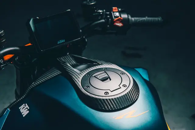 KTM Ignition Lock Cover Karbondeksel KTM 1290 SuperDuke R 2020-> 