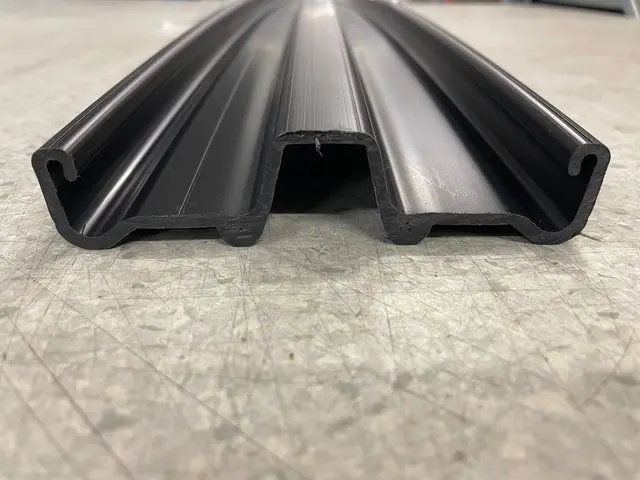 Plastbelegg Kjelke Mellom/Liten, Sort Lengde ca 180cm, Bredde ca 13cm 