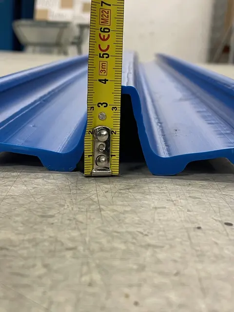 Plastbelegg Kjelke Liten (Smal), Blå Lengde ca 125cm, Bredde ca 14cm 