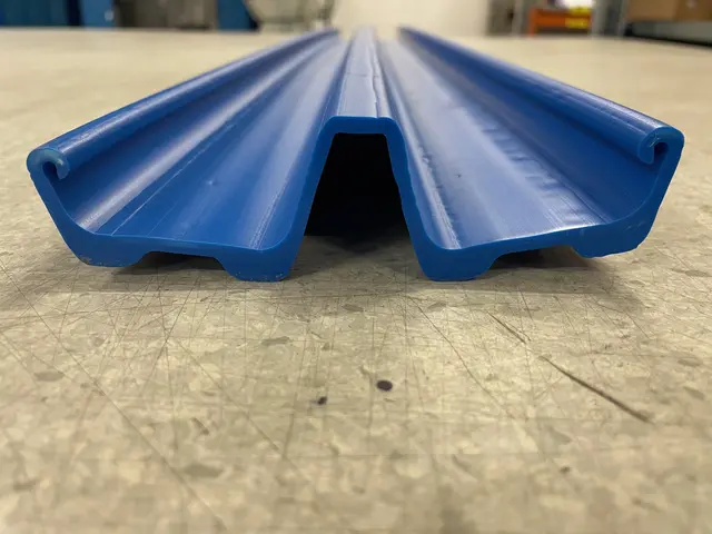 Plastbelegg Kjelke Liten (Smal), Blå Lengde ca 125cm, Bredde ca 14cm 