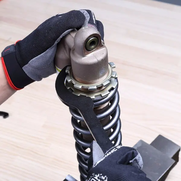 UNIT Fastnøkkel Bakdemper M Verktøy for service på bakdemper 