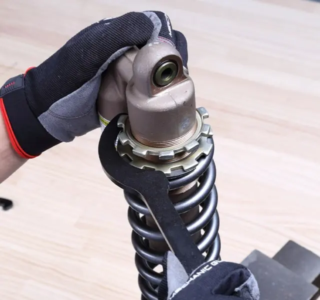 UNIT Fastnøkkel Bakdemper L Verktøy for service på bakdemper 