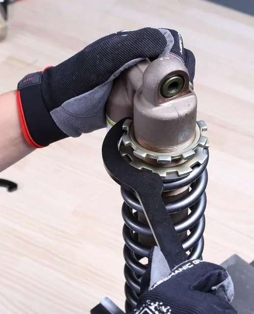 UNIT Fastnøkkel Bakdemper W Verktøy for service på bakdemper 