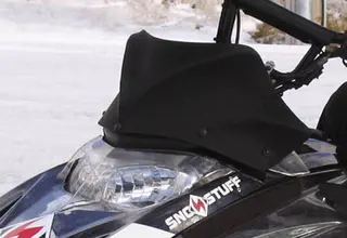 SnoStuff Peak Windshield - Matt Sort Ski Doo Rev Chassis &#39;2003-2011