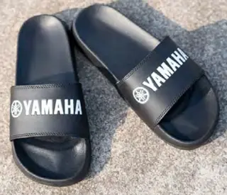 Yamaha Sandaler Svarte med Yamahalogo
