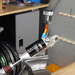 DRC Luftekopp for Bakdemper - SHOWA 1 Bl&#229;