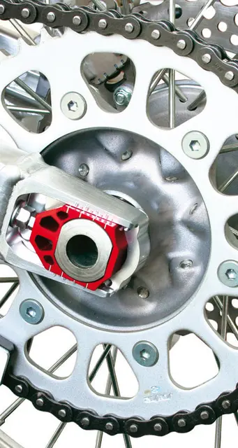 ZETA Akselblokk, Rød - Suzuki Anodisert bakaksling blokk Rød 